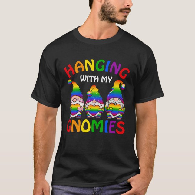 LGBT Pride LGBTQ Rainbow Gnomies  Hanging with my  T-Shirt (Vorderseite)