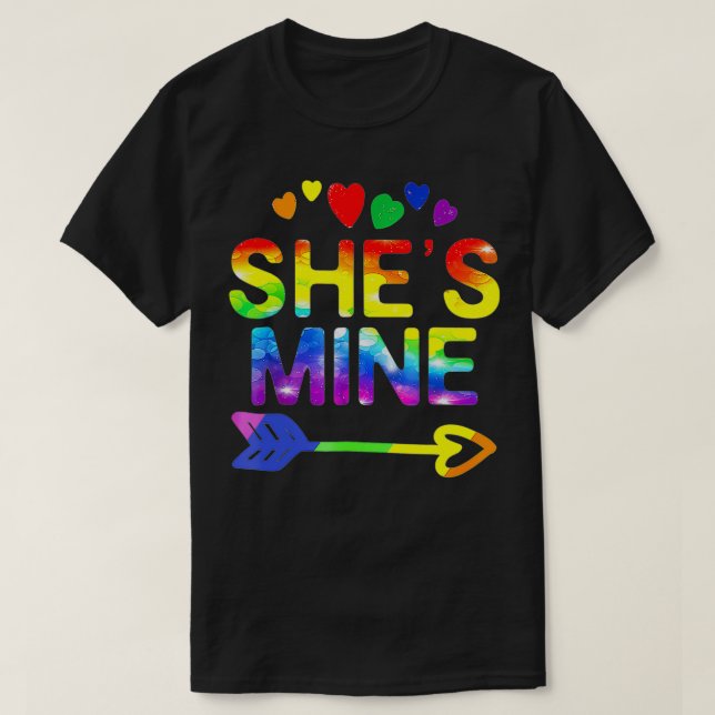 LGBT Pride Sie ist meine Frau, ich bin ihr lesbisc T-Shirt (Design vorne)