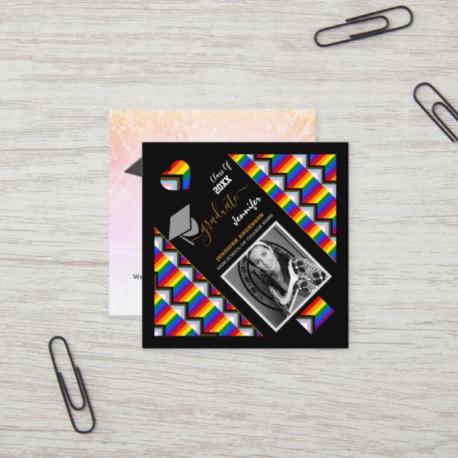 LGBTQ Graduate & Rainbow Progress Flag Abschluss Quadratische Visitenkarte (Vorderseite/Rückseite Beispiel)