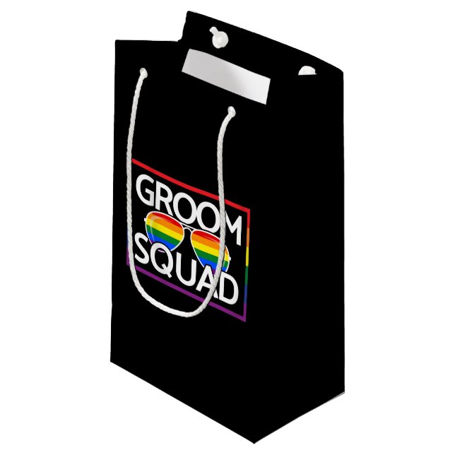 LGBTQ Hochzeitskennzahlen für Gay Pride-Trauzeuge Kleine Geschenktüte (Vorderseite Schrägansicht)