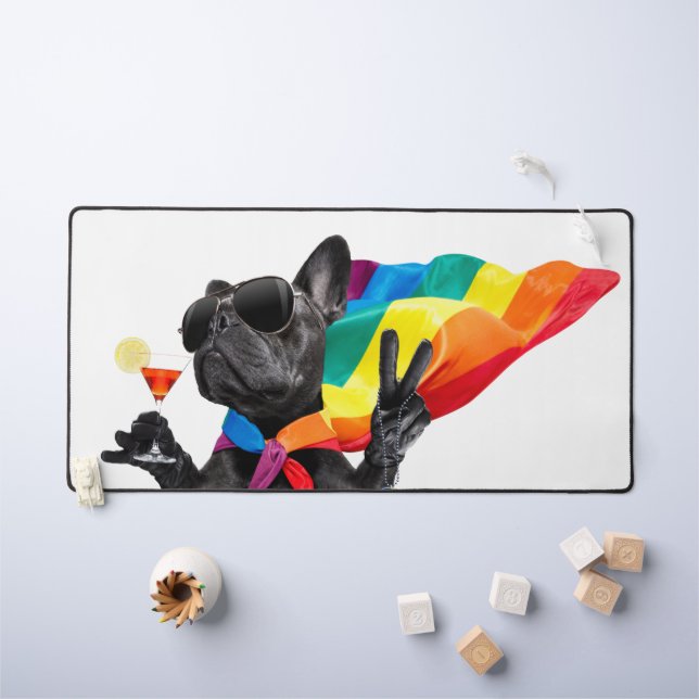 LGBTQ Pride Party Hund in Regenbogenkap Schreibtischunterlage (Kindertisch)