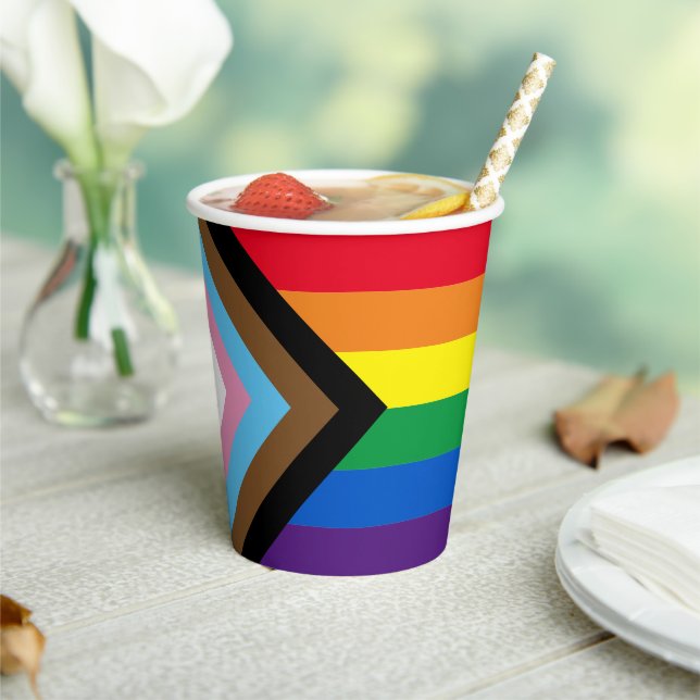 Lgbtq Regenbogen Inklusives progressives Flag für  Pappbecher (In Situ)