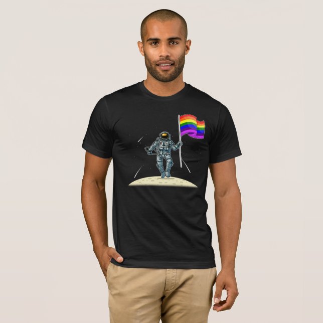 LGBTQ Stolz-Regenbogen-Flagge - Astronaut auf Mond T-Shirt (Vorne ganz)