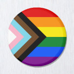 LGBTQ & Stolz - Regenbogen-Fortschrittsflagge Magnet<br><div class="desc">Kühlschrankmagnet: Die Regenbogenflagge und die Variation "Progress" verleihen diesen Gemeinden (marginalisierte Farbmenschen,  Transsexuelle,  HIV/AIDS-Infizierte und verloren gegangene Menschen) einen Zickzack,  schwarzen,  braunen,  hellblauen,  rosa und weißen Streifen. "Der Pfeil zeigt rechts hin,  um sich fortzubewegen,  während er an der links Kante liegt,  zeigt,  dass noch Fortschritte erzielt werden müssen.</div>