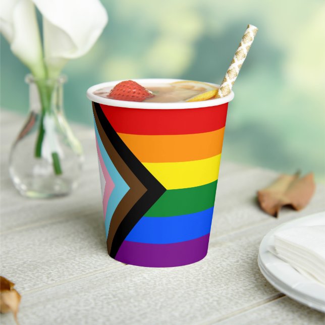 LGBTQ & Stolz - Regenbogen-Fortschrittsflagge Pappbecher (In Situ)