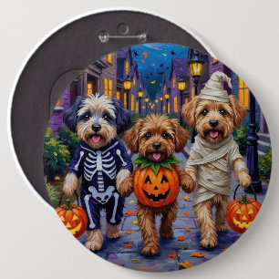 Lhasa Apso beim Trick-or-Treat in Halloween-Kostüm Button