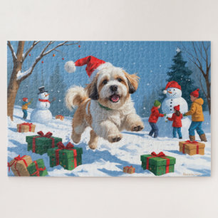 Lhasa Apso läuft im Schnee mit Weihnachtsmütze