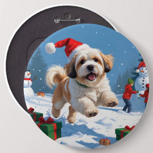 Lhasa Apso läuft im Schnee mit Weihnachtsmütze Button (Vorne & Hinten)