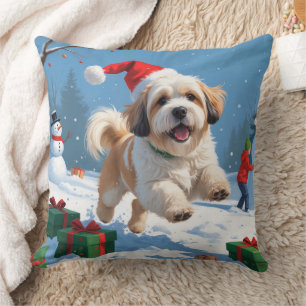 Lhasa Apso läuft im Schnee mit Weihnachtsmütze Kissen