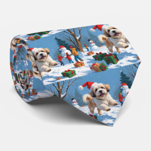Lhasa Apso läuft im Schnee mit Weihnachtsmütze Krawatte