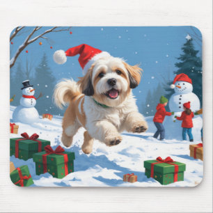 Lhasa Apso läuft im Schnee mit Weihnachtsmütze Mousepad