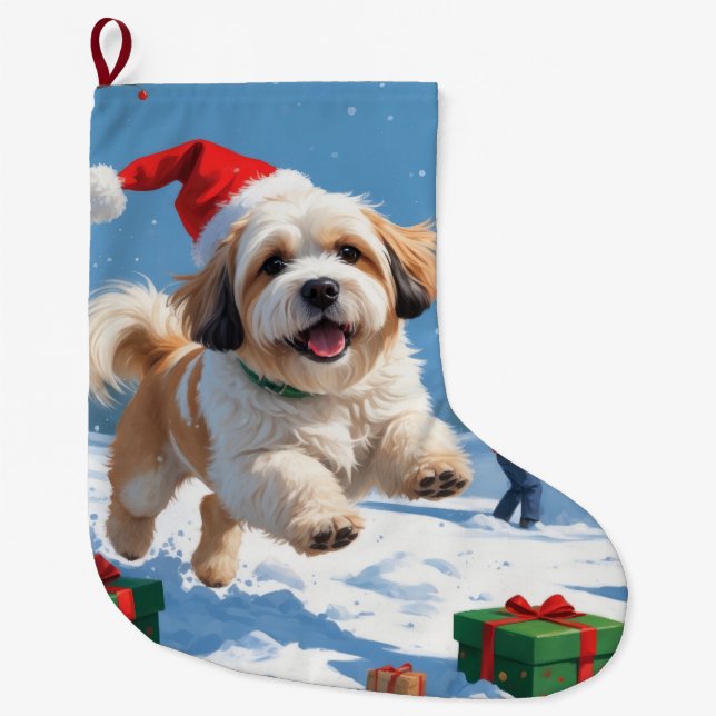 Lhasa Apso läuft in Snow mit Weihnachtshut Großer Weihnachtsstrumpf (Vorderseite)
