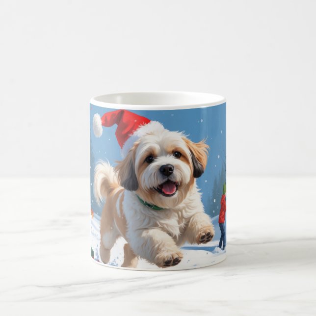 Lhasa Apso läuft in Snow mit Weihnachtshut Kaffeetasse (Mittel)