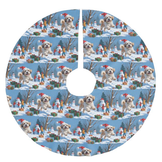 Lhasa Apso läuft in Snow mit Weihnachtshut Polyester Weihnachtsbaumdecke (Vorderseite)