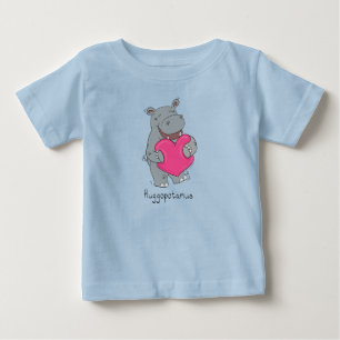 L'hippopotame étreint le T-shirt de bébé de