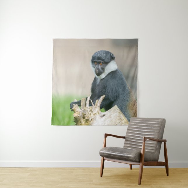 L'Hoest's Monkey auf einer Holzperche Wandteppich (Beispiel)