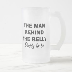 L'homme derrière la tasse de bière de ventre pou