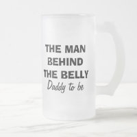 L'homme derrière la tasse de bière de ventre pour