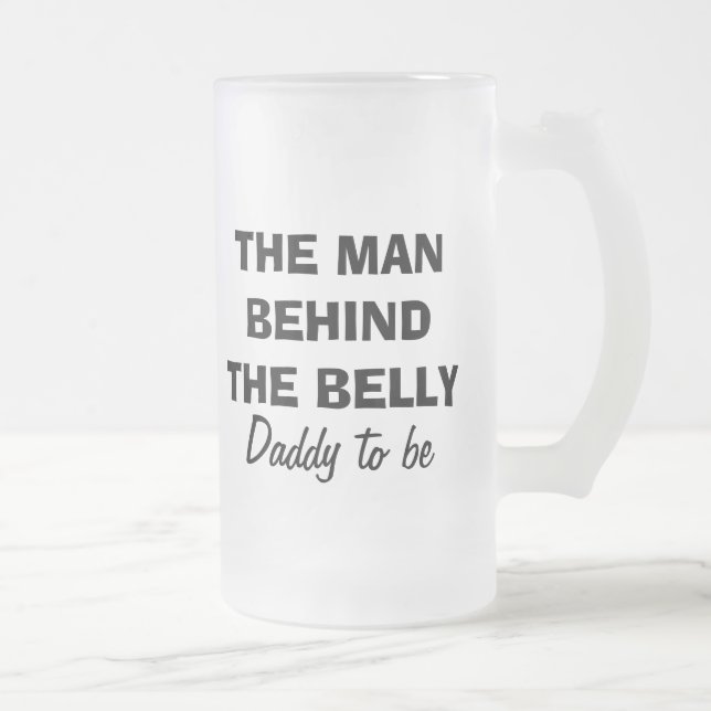 L'homme derrière la tasse de bière de ventre pour (Droit)