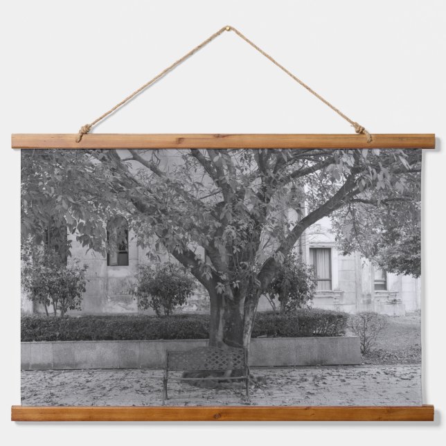 Li Garden Series: Echoes Beneath the Tree Wandteppich Mit Holzrahmen (Vorne)