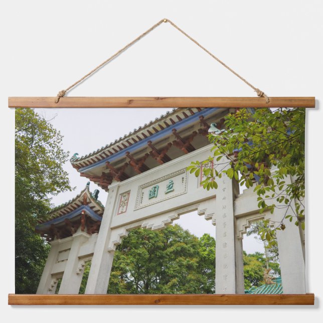 Li Garden Series: Gateway of Serenity Wandteppich Mit Holzrahmen (Vorne)