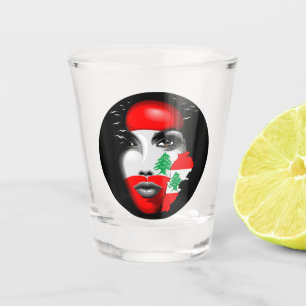 Libanonflagge und -karte im Gesicht eines Mädchens Schnapsglas