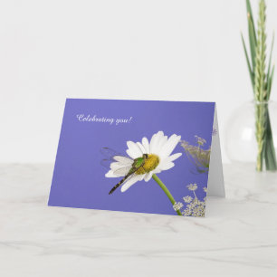 Libelle auf weißem Gänseblümchen Karte