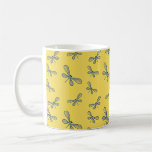 Libelle mit schönem gelbem Hintergrund Kaffeetasse