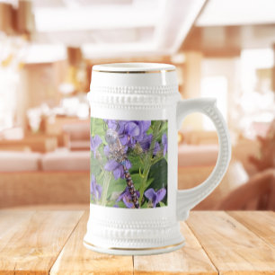 Libellen mit blauen Augen auf violetten Blumen Bierglas