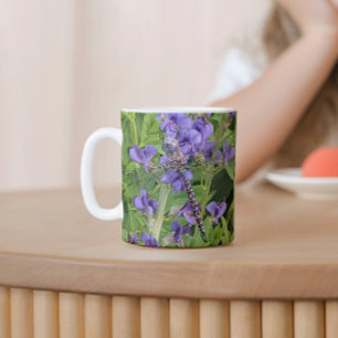Libellen mit blauen Augen auf violetten Blumen Tasse
