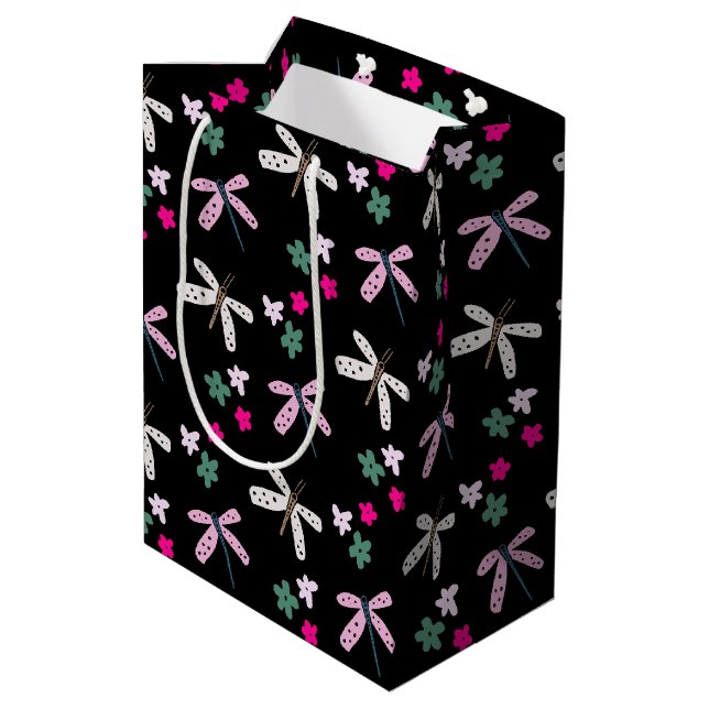 Libellen und Blume auf schwarz Mittlere Geschenktüte (Rückseite Schrägansicht)