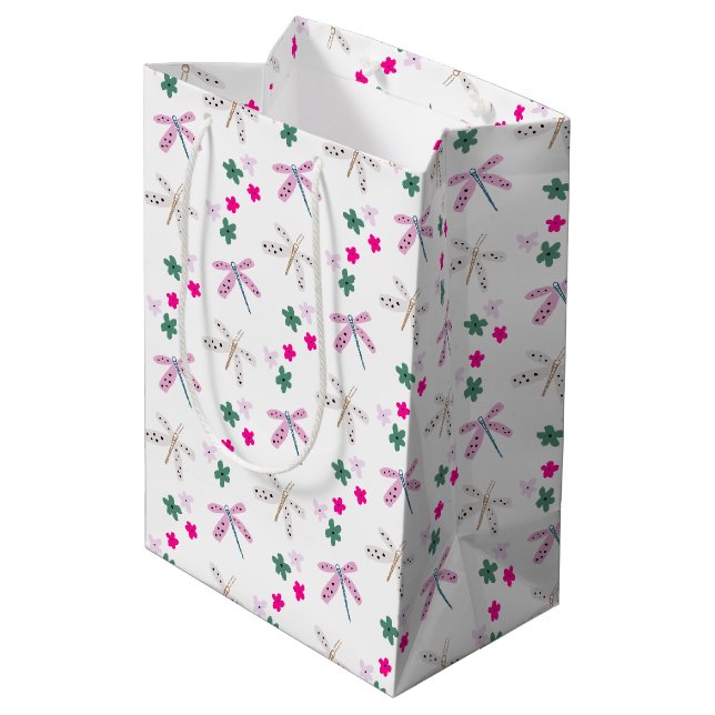 Libellen und Blume auf Weiß Mittlere Geschenktüte (Rückseite Schrägansicht)