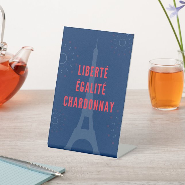 Liberté Égalité Chardonnay Funny Eiffel Tower Sockelschild (In SItu)