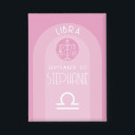 Libra Custom Birthdate - Zodiac - Modernes Design Button<br><div class="desc">Personalisieren Sie diese Schaltfläche mit einem Geburtstag und Namen. Ein maßgeschneidertes Design mit dem Tierkreiszeichen - Libra - plus Persönlichkeitsmerkmale, Information und Konstellation. Personalisieren Sie diese Geburtstagskandle mit einem Geburtstag und Namen. Eine friedliche, beruhigende Rosa- und Blautönung, die mit Libra assoziiert wird, ist das Hauptdesign hinter allen Zodiaka-Details. Ein tolles...</div>