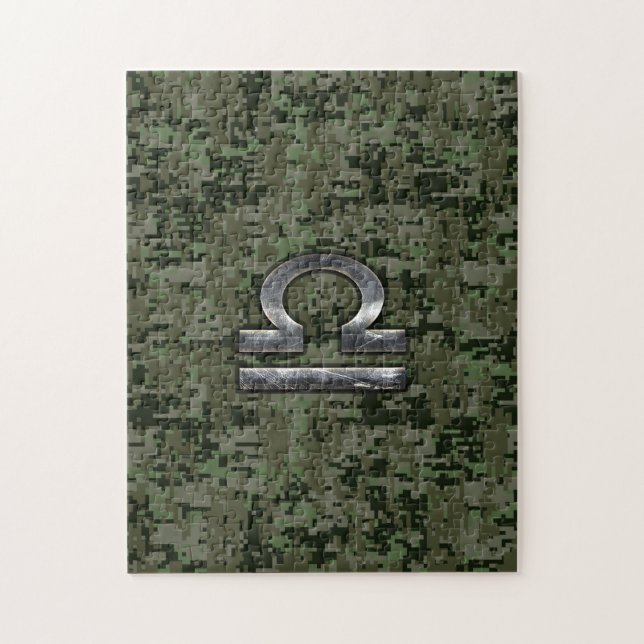 Libra Zodiac Sign auf Woodland Green digitale Camo (Vertikal)