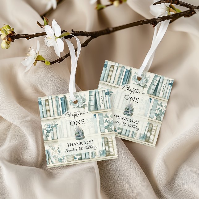 Library Chapter ONE Blue Boy Book 1st Birthday Geschenkanhänger (Von Creator hochgeladen)