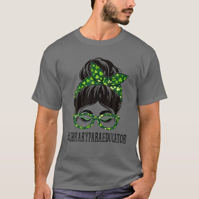 Library Para Educator Messy Bun St Patrick's Day S T-Shirt (Vorderseite)