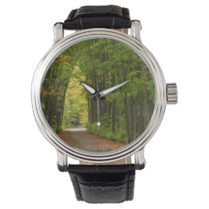 Licht am Ende eines Tunnels aus Bäumen Armbanduhr