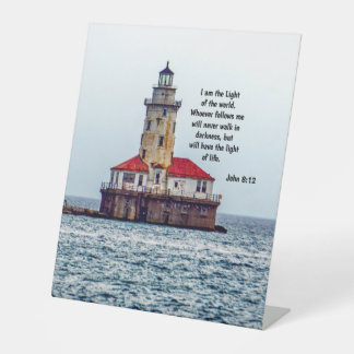 Licht durch den Sturm – Johannes 8:12 Leuchtturm S Sockelschild