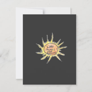 Licht strahlt durch Dunkelheit Postkarte