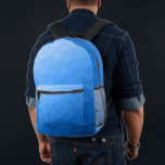 Lichtblau Gradient Geometrisches Mesh Muster Bedruckter Rucksack<br><div class="desc">Hellblauer geometrischer Mesh Muster bedruckter Rucksack. Coole Mode Accessoires Tasche für jeden. Blaues Dreieck geometrisches Mesh mit Licht bis dunkel ombre Farbverlauf Design.</div>