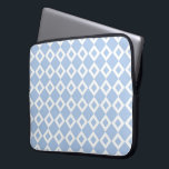 Lichtblau und weißes Diamantmuster Laptopschutzhülle<br><div class="desc">Ein cooles geometrisches Schnittmuster von hellblauen und weißen Diamantformen. Die weißen Diamanten enthalten jeweils einen kleinen blauen Diamanten,  der blassblau zur dominanten Farbe des ursprünglichen Designs macht. Digitales Bild. Copyright © 2013 Claire E. Skinner. Alle Rechte vorbehalten.</div>