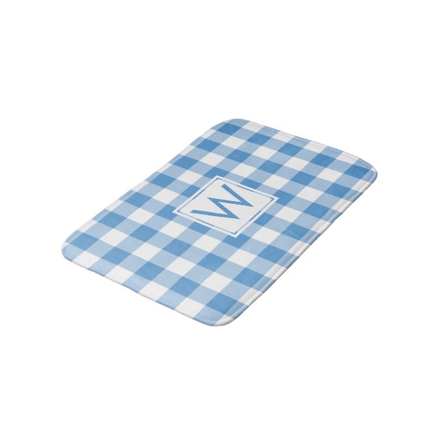 Lichtblau und weißes Gingham-Muster mit Monogramm Badematte (Schrägansicht)