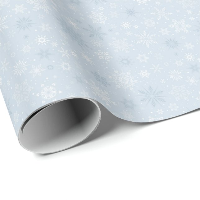 Lichtblaues weißes Weihnachtsschneeflockenmuster Geschenkpapier (Rolleneckpunkt)