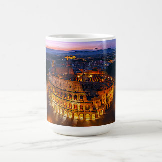 Lichtdurchflutetes römisches Kolosseum bei Nacht Kaffeetasse