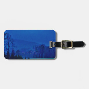 Lichter in einem blauen Berg-Nebel Gepäckanhänger