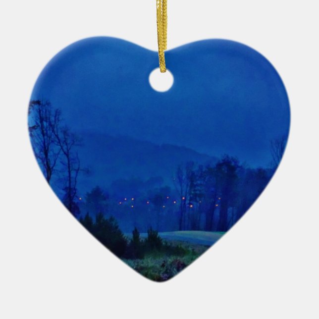 Lichter in einem blauen Berg-Nebel Keramik Ornament (Vorne)