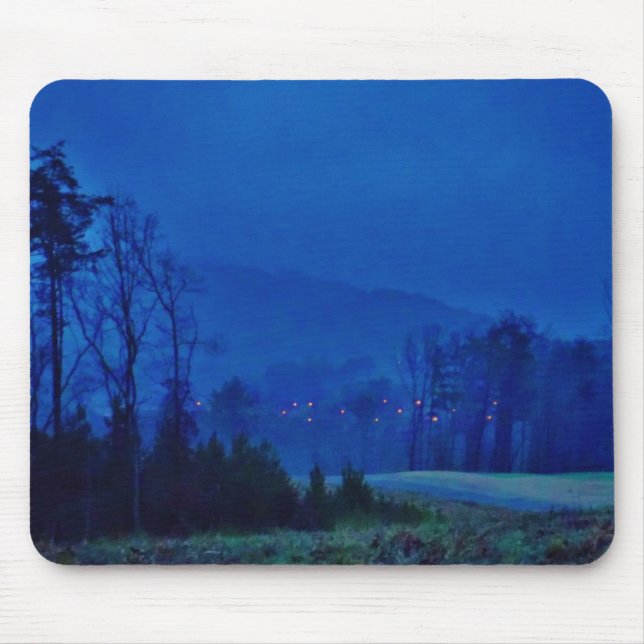Lichter in einem blauen Berg-Nebel Mousepad (Vorne)