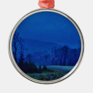 Lichter in einem blauen Berg-Nebel Ornament Aus Metall