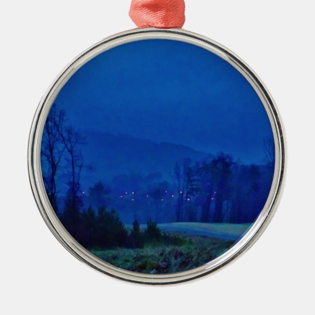 Lichter in einem blauen Berg-Nebel Ornament Aus Metall (Vorne)